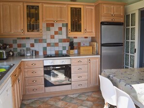 Oppvaskmaskin, høy barnestol og kjøkkenutstyr