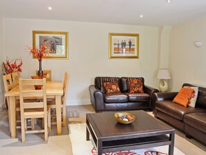 TV - 4 bedroom accommodation in Alvechurch (Alvechurch)