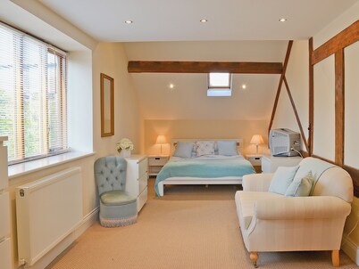 4 bedroom accommodation in Alvechurch
