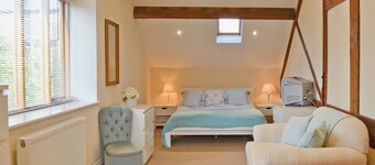 4 bedroom accommodation in Alvechurch