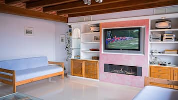 TV connectée, cheminée, lecteur de DVD, baby-foot