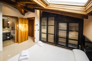 5 bedrooms, in-room safe, iron/ironing board, travel crib