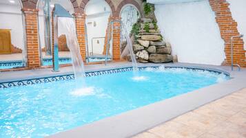 Een binnenzwembad en een verwarmd zwembad