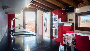 Geladeira, micro-ondas, fogão, cooktop