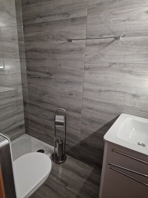 Shower, hair dryer, bathrobes, towels - Attypical calm harmonious relaxing (Bevaix)
