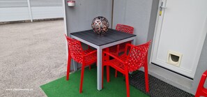 Outdoor dining - Attypical calm harmonious relaxing (Bevaix)