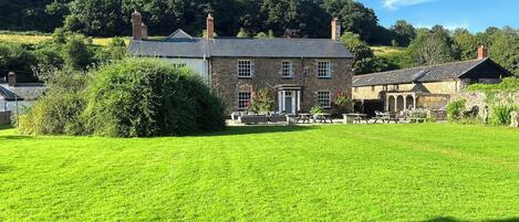 المنشأة من الخارج