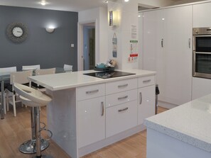 Geschirrspüler, Hochstuhl, Kochgeschirr/Geschirr/Besteck