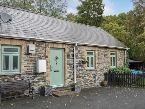 2 bedroom accommodation in Drefach Felindre, near Newcastle Emlyn