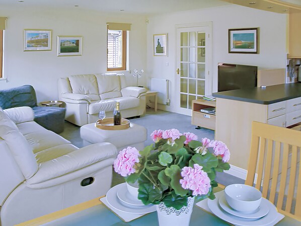 Living area - 2 bedroom accommodation in Bridlington (Bridlington)