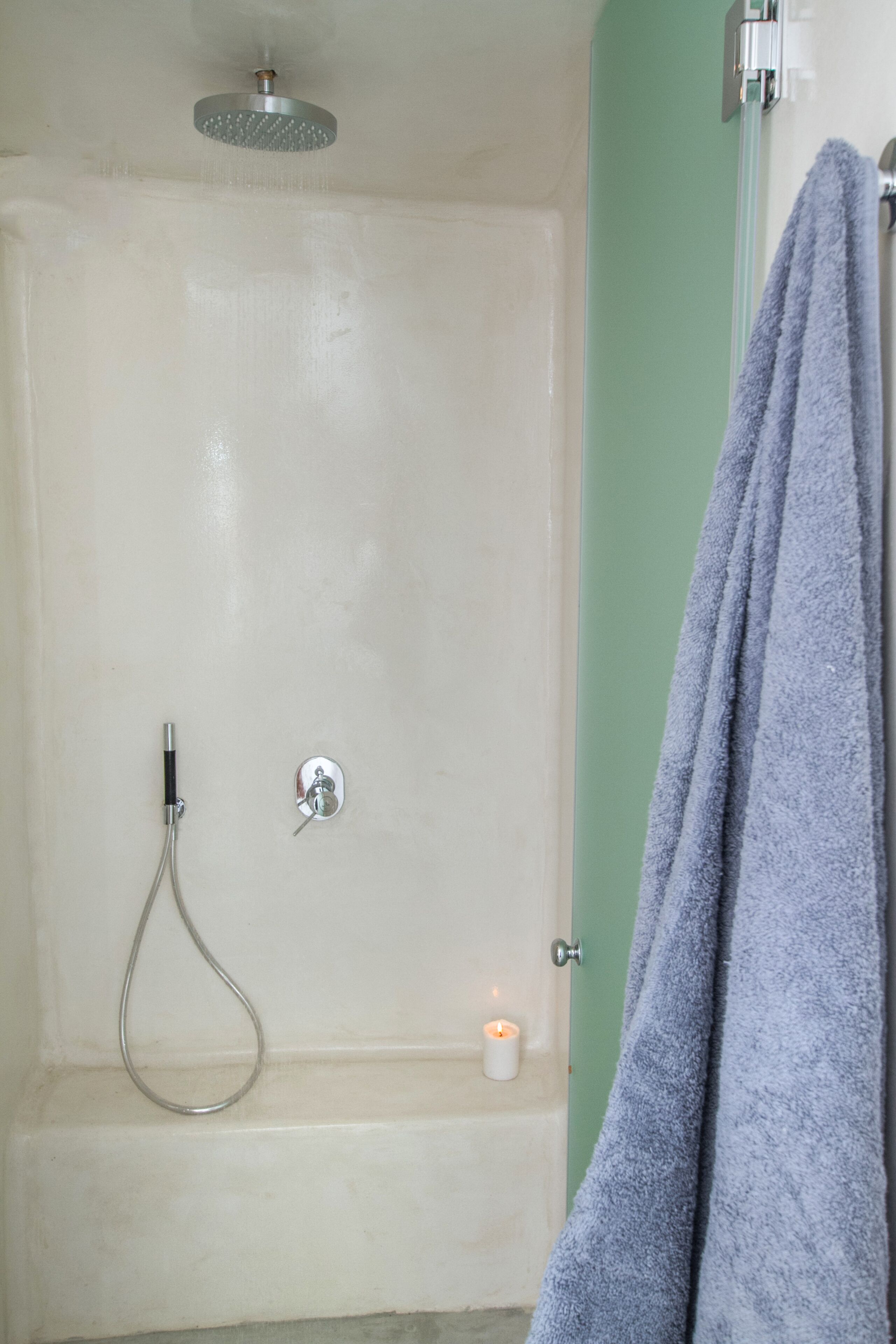 Douche, sèche-cheveux, serviettes fournies