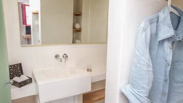 Ducha, secador de pelo, toallas