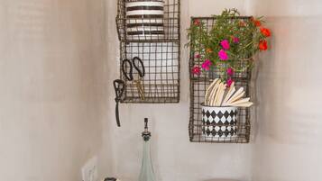 Douche, sĂšche-cheveux, serviettes fournies