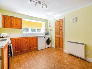 Oppvaskmaskin og høy barnestol