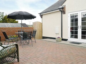 Outdoor dining - 2 bedroom accommodation in Caergeiliog, near Holyhead (Caergeiliog, near Holyhead)