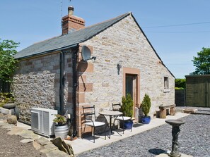 Outdoor dining - 1 bedroom accommodation in Hallbankgate, near Brampton (Hallbankgate, near Brampton)