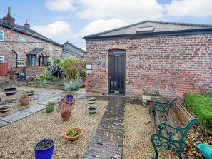 Property grounds - 1 bedroom accommodation in York (York)