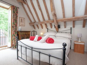 3 bedrooms, free WiFi, bed sheets, wheelchair access