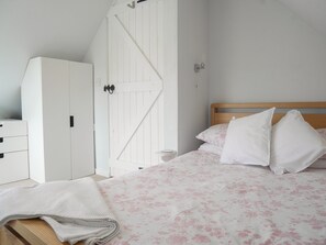 2 bedrooms, free WiFi, bed sheets - 2 bedroom accommodation in Portland, near Weymouth (Portland, near Weymouth)