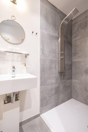 Studio | Dusche im Bad