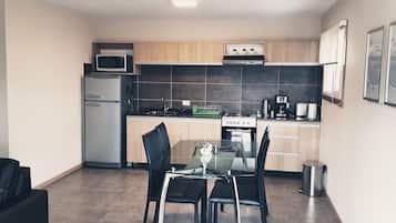 Deluxe Apartment, 1 Queen Bed with Sofa bed, Mountain View | Private kitchen | Fridge, microwave, oven, stovetop
