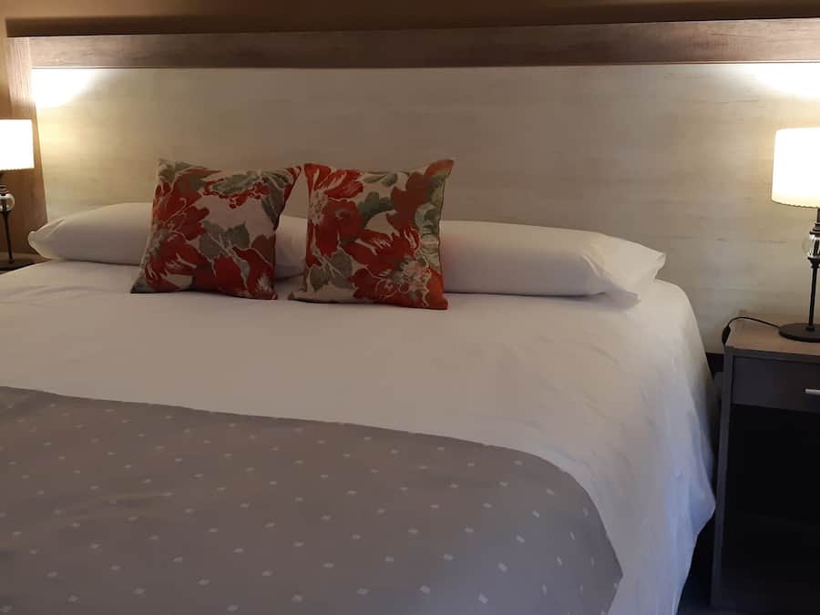 Deluxe Apartment, 1 Queen Bed with Sofa bed, Mountain View | 1 bedroom, desk, free WiFi, bed sheets