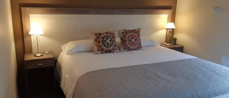 1 habitación, escritorio, wifi gratis y ropa de cama