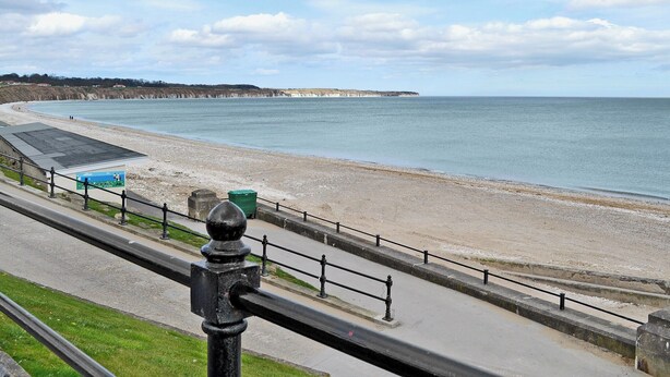 A coastal road with a beach and cliffs in the background. - 1 bedroom accommodation in Wansford, near Driffield (Wansford, near Driffield)