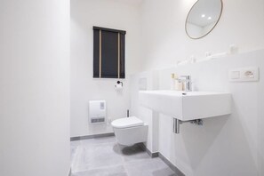 Studio, 1 Queen Bed, Non Smoking | Bathroom | Shower, free toiletries, hair dryer, towels - The Chaplain 27 (Antwerp)