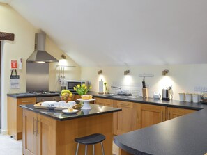 Dishwasher, high chair, cookware/dishes/utensils - 4 bedroom accommodation in Grindleford (Grindleford)