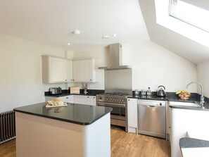 Dishwasher, highchair - 3 bedroom accommodation in Ventnor (Ventnor)