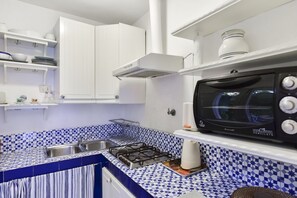 Køleskab, ovn, kogeplade, kaffe-/temaskine