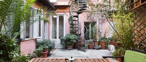 屋外ダイニングエリア