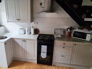 Trona infantil y utensilios de cocina
