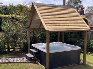 Outdoor spa tub - NEW HOUSE FARM ANNEXE (Neenton, near Bridgnorth)