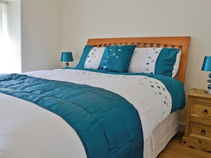 2 bedrooms, free WiFi, bed sheets - 2 bedroom accommodation in Trefor, near Caernarfon (Trefor, near Caernarfon)