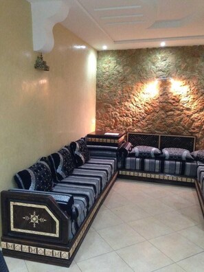 Apartment, Raucher (Holidays) | Wohnbereich | 40-Zoll-Flachbildfernseher mit Satellitenempfang, Fernseher