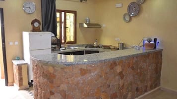 Apartamento, fumadores (Holidays) | Cocina básica privada | Frigorífico, microondas, horno y placa de cocina
