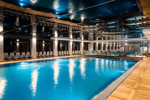 Indoor pool, sun loungers