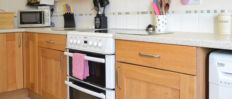 Een kinderstoel, kookgerei, borden en bestek