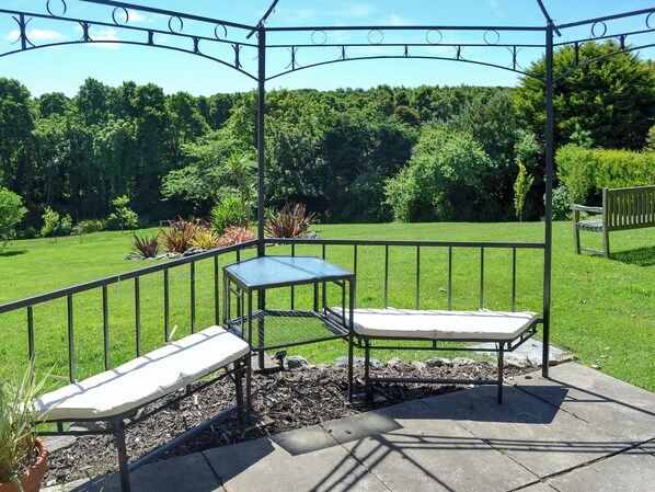 المنطقة المحيطة بالمنشأة