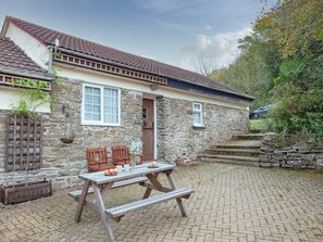 Outdoor dining - 1 bedroom accommodation in Looe (Looe)