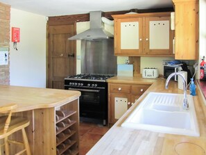 Dishwasher, highchair, freezer - 4 bedroom accommodation in Dumpling Green, near Dereham (Dumpling Green, near Dereham)