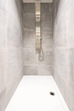 Appartement, 2 chambres | Douche de la salle de bain