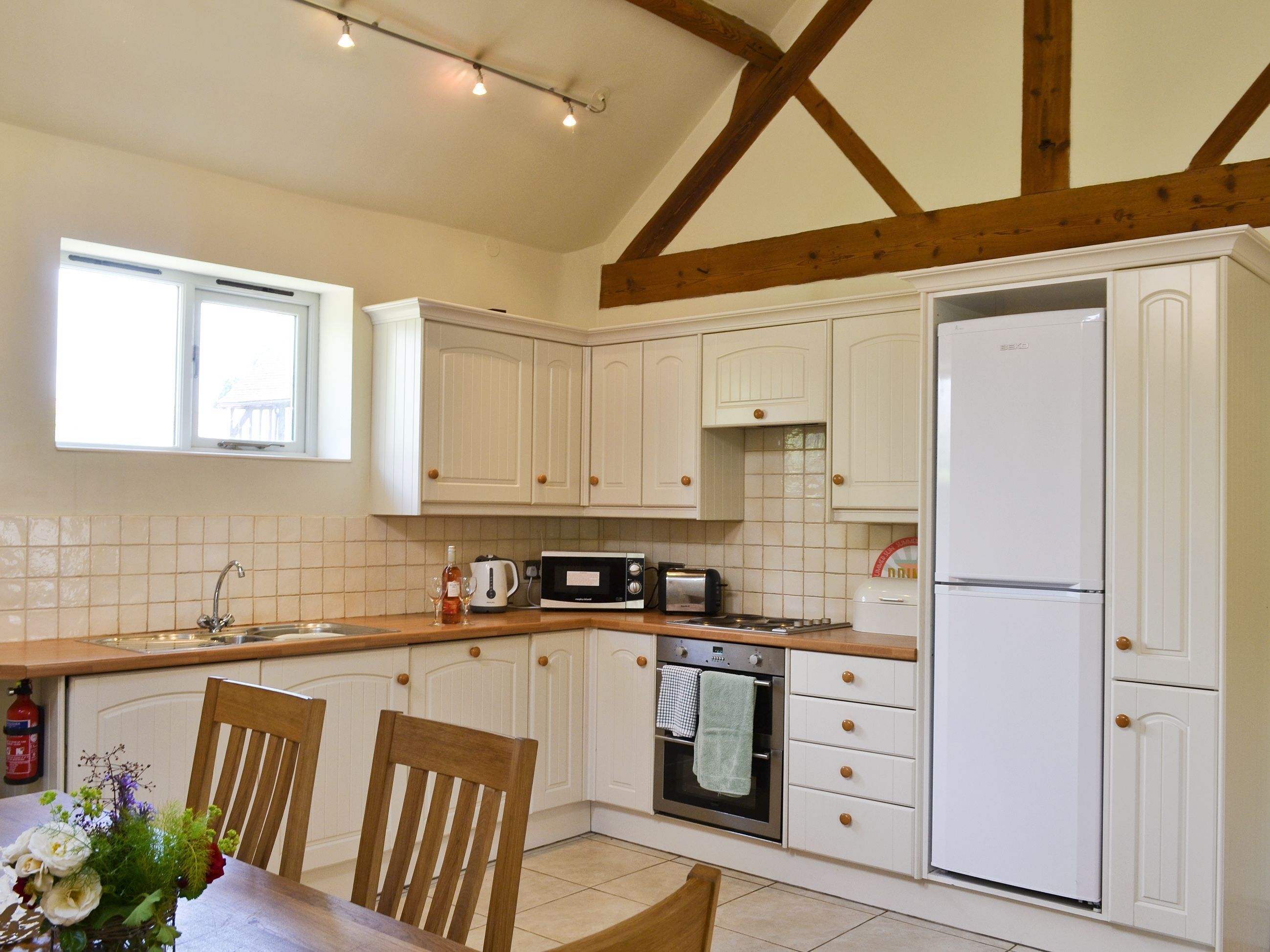 Kühlschrank, Mikrowelle, Geschirrspüler, Hochstuhl