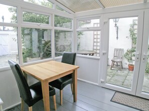 Dining - 6 bedroom accommodation in Beaumaris, Anglesey (Beaumaris, Anglesey)