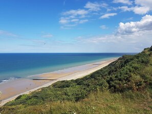 A coastal landscape with a beach, greenery, and a clear sky. - THE GARDEN APARTMENT - 28342 (Neatishead, near Norwich)
