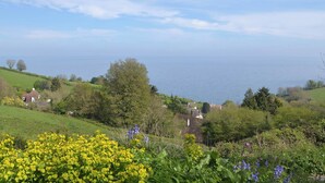 A coastal landscape with houses, greenery, and a view of the sea. - 2 bedroom accommodation in Maidencombe, near Torquay (Maidencombe, near Torquay)