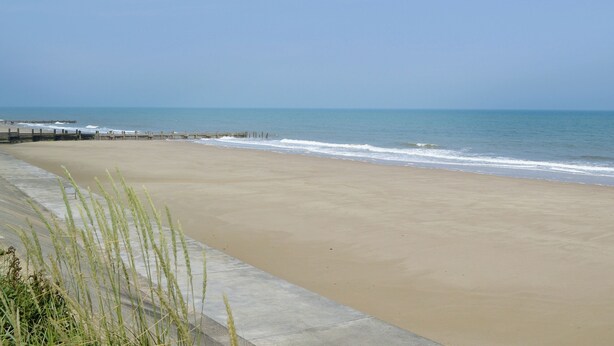A beach with a concrete walkway and a wooden pier extending into the water. - 2 bedroom accommodation in Winterton-on-Sea, near Great Yarmouth (Winterton-on-Sea, near Great Yarmouth)