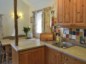 Chaise haute, batterie de cuisine, vaisselle et ustensiles